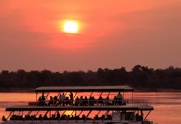 Круиз по реке Замбези на закате солнца